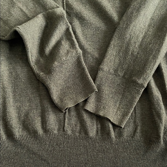 GAP Olive Green Women's V-Neck Sweater - Size XS - Like new - Picture 9 of 9